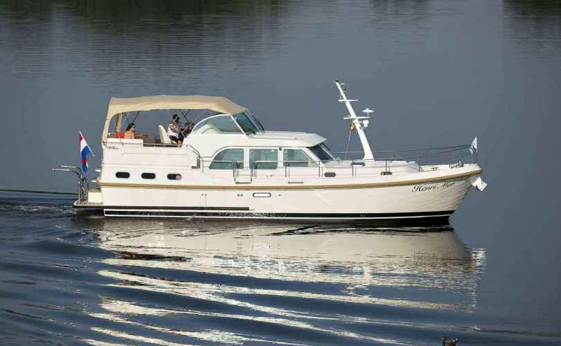 Motor boat charter Society Islands