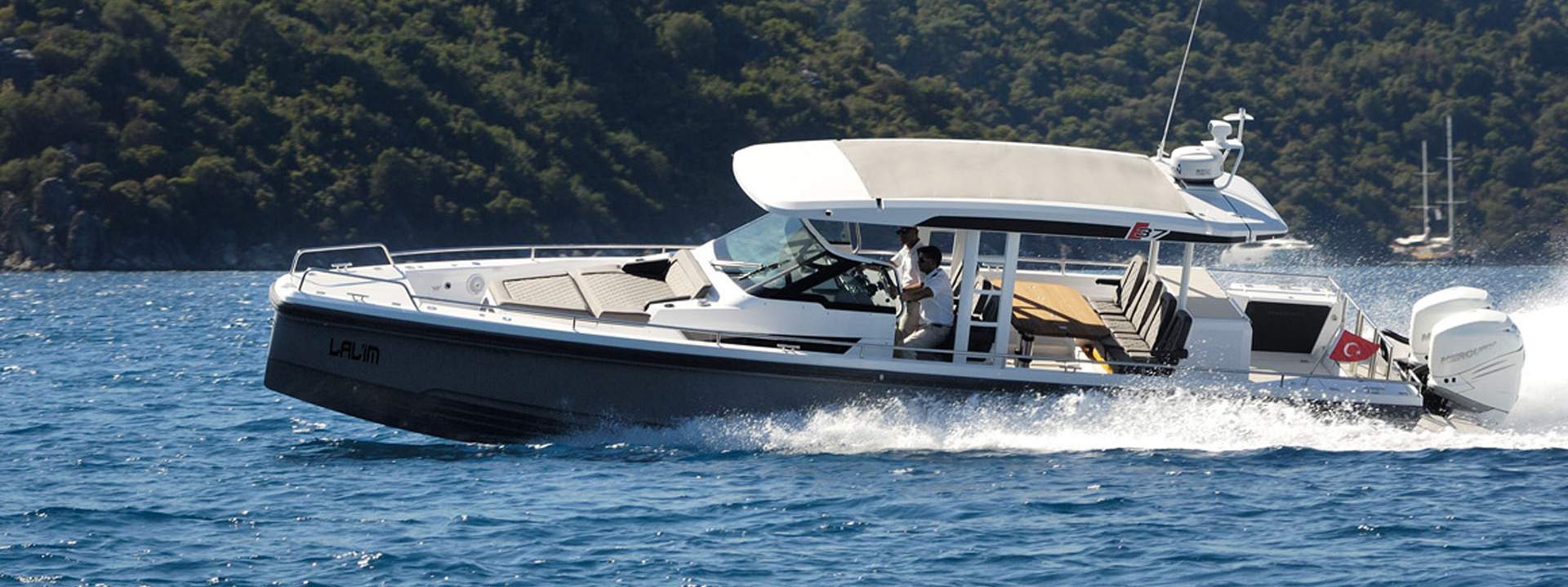 Motor boat Axopar 37 Sun Top