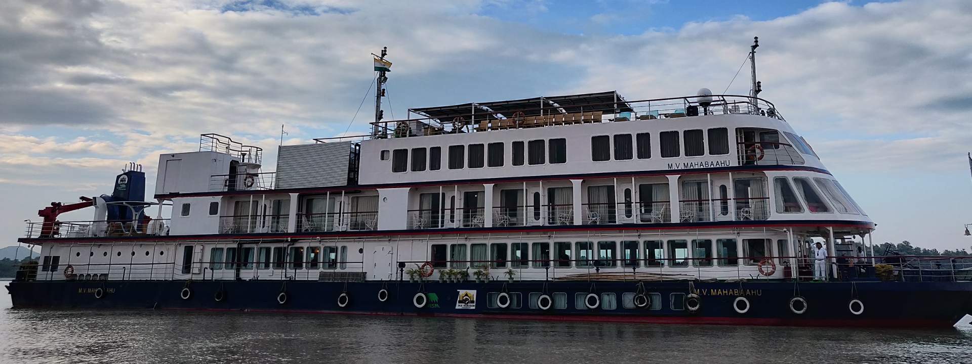 Barco a motor MV Mahabaahu
