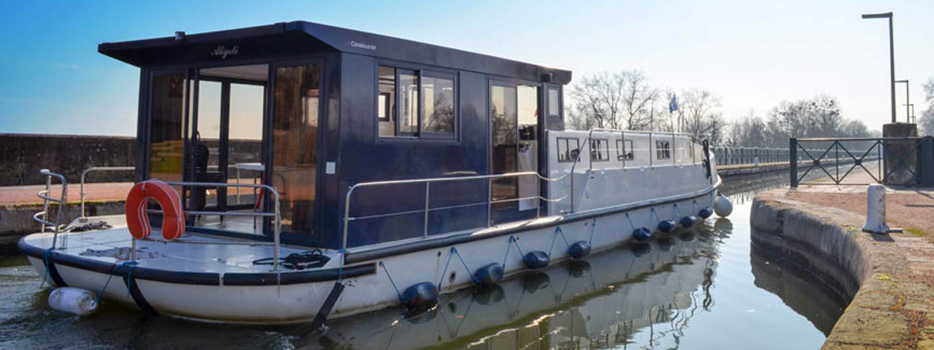Houseboat La Péniche P