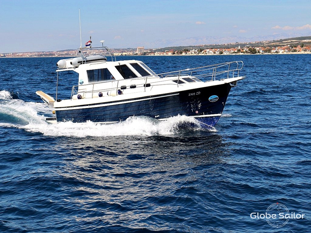 Barco a motor SAS Adria 1002