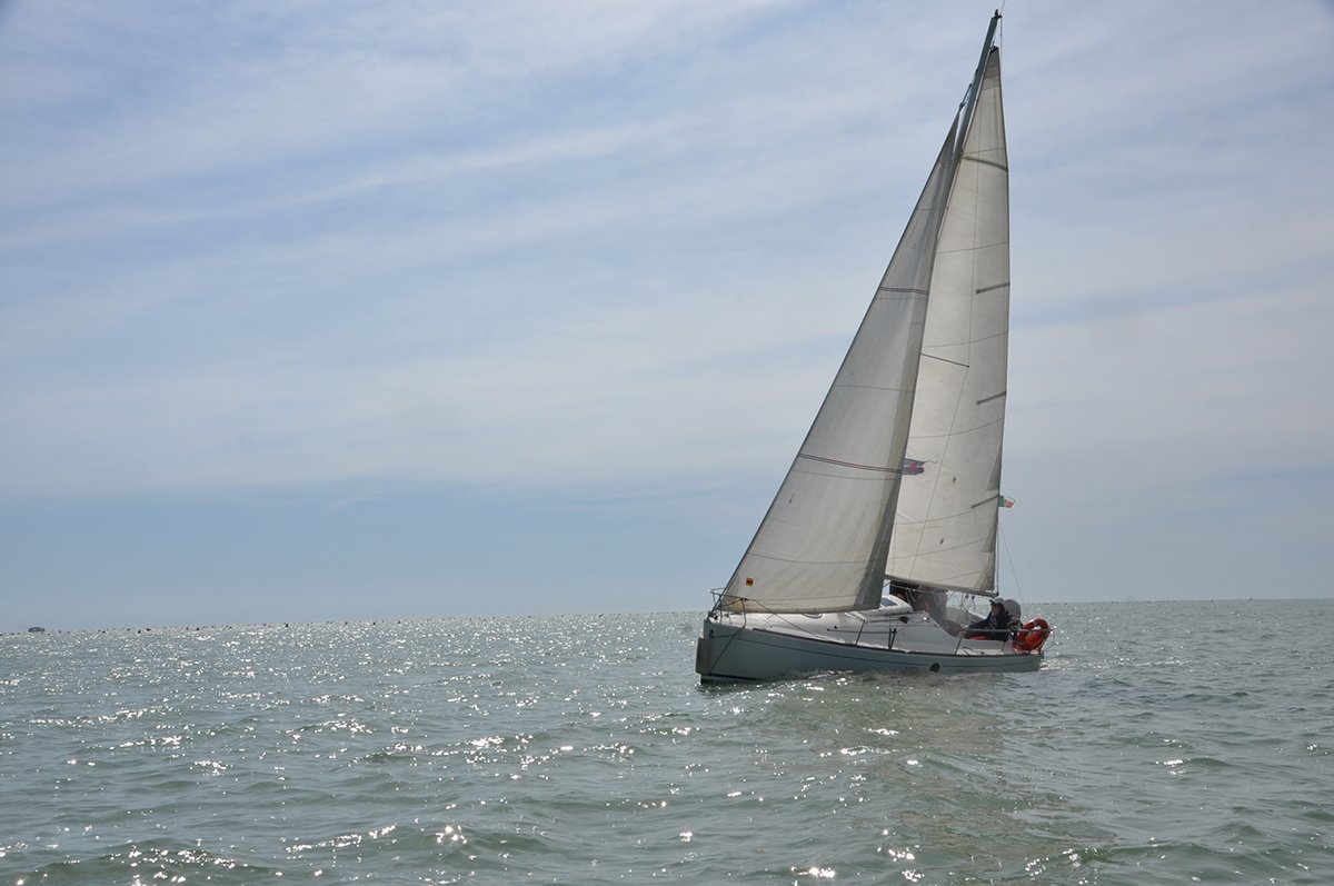Sailboat First 211