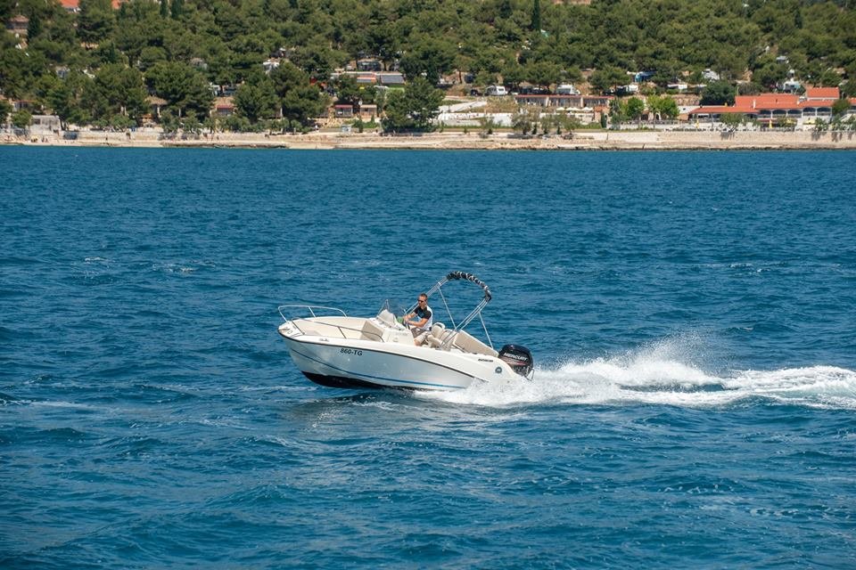 Motor boat Activ 555 Open