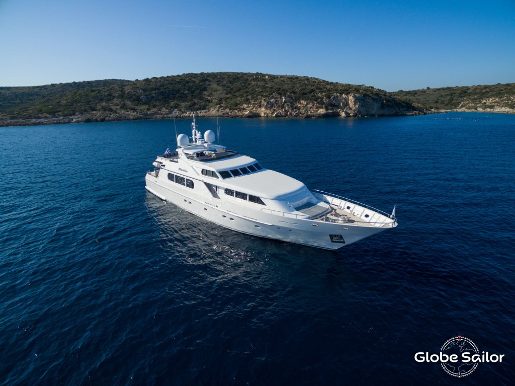 Luxusyacht Milos at sea