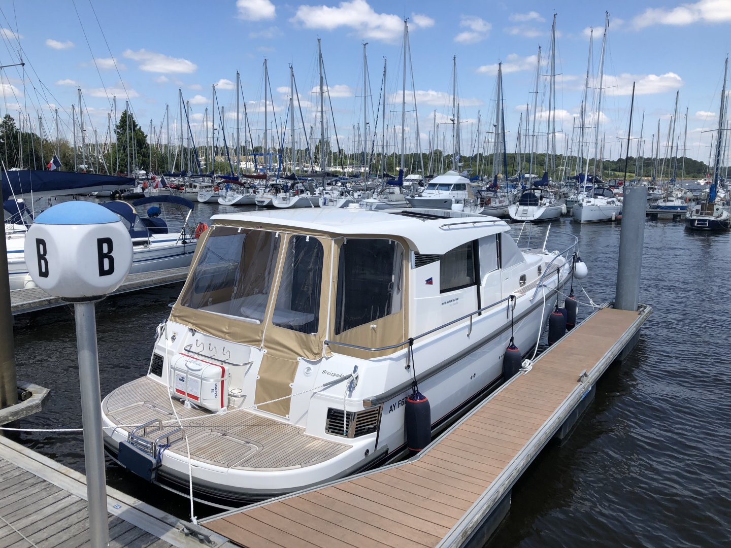 Motor boat Nimbus 365 coupe