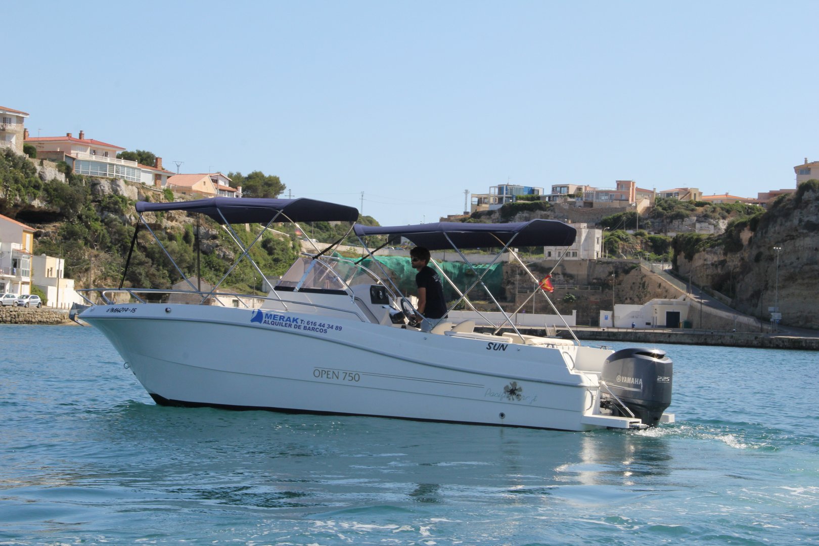 Barco a motor Pacific Craft 750
