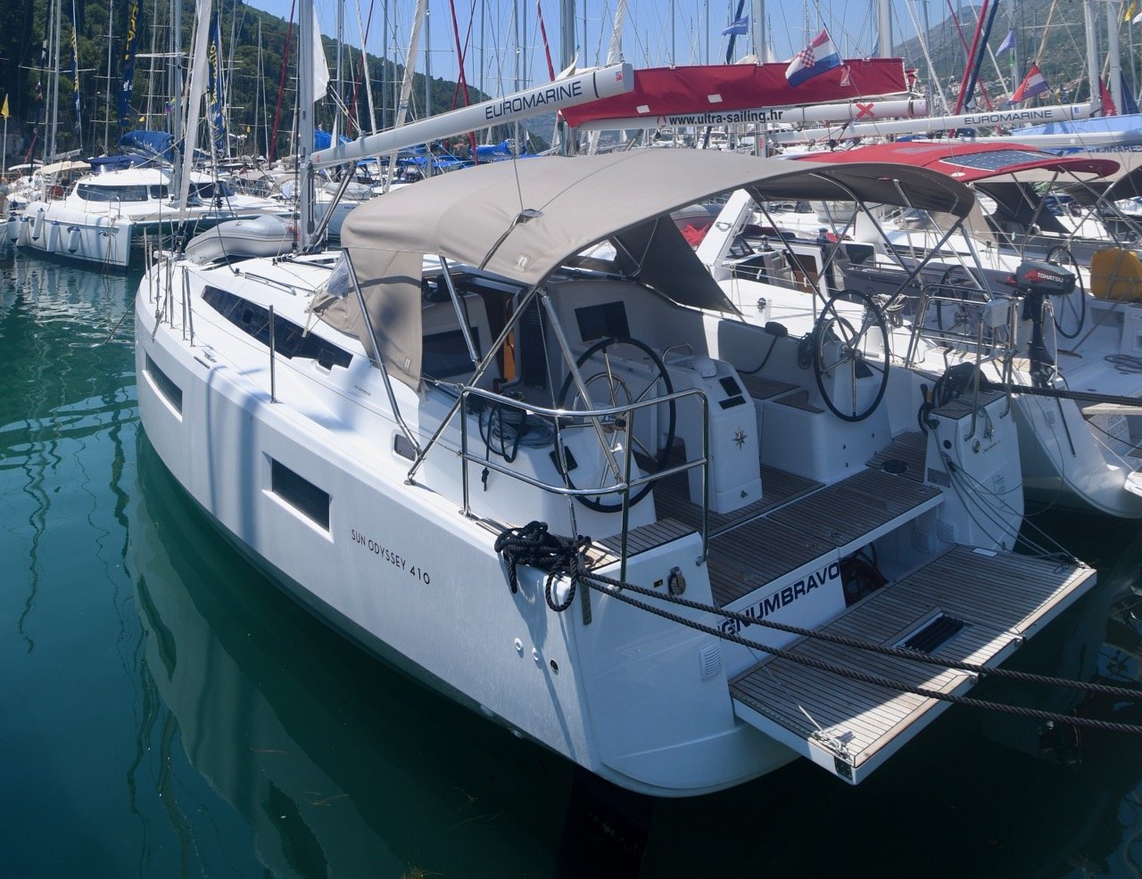 Sailboat Sun Odyssey 410