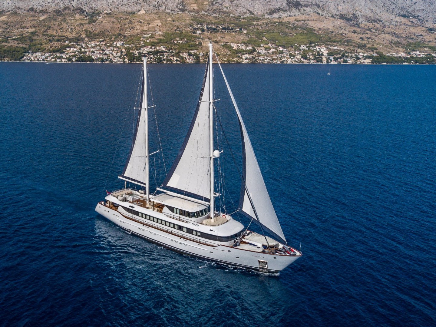Luxury Yacht Omnia