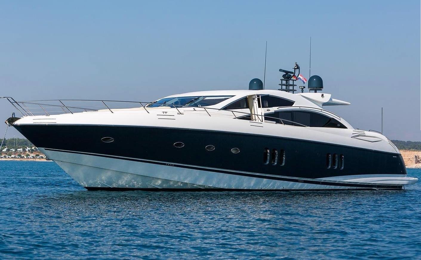 Luxury Yacht Sunseeker 82