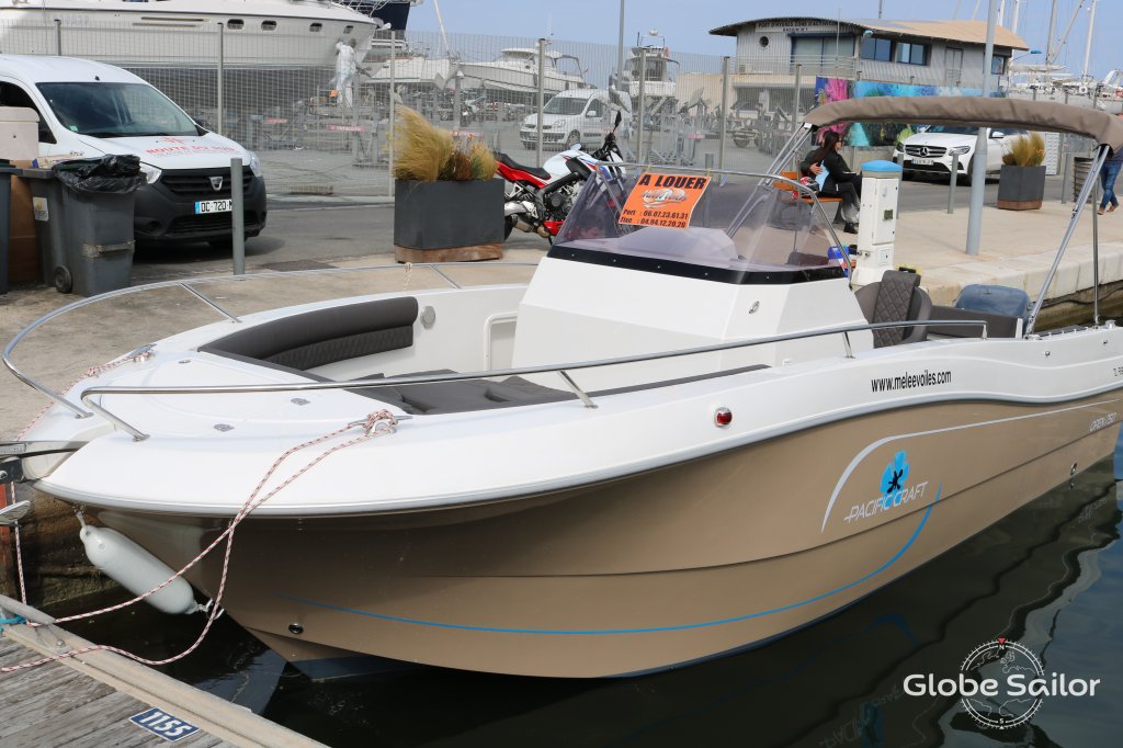 Barco a motor Pacific Craft 750