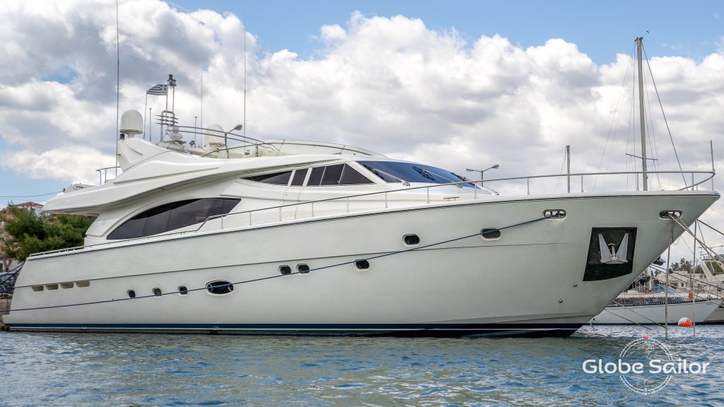 Luxury Yacht Ferretti 880