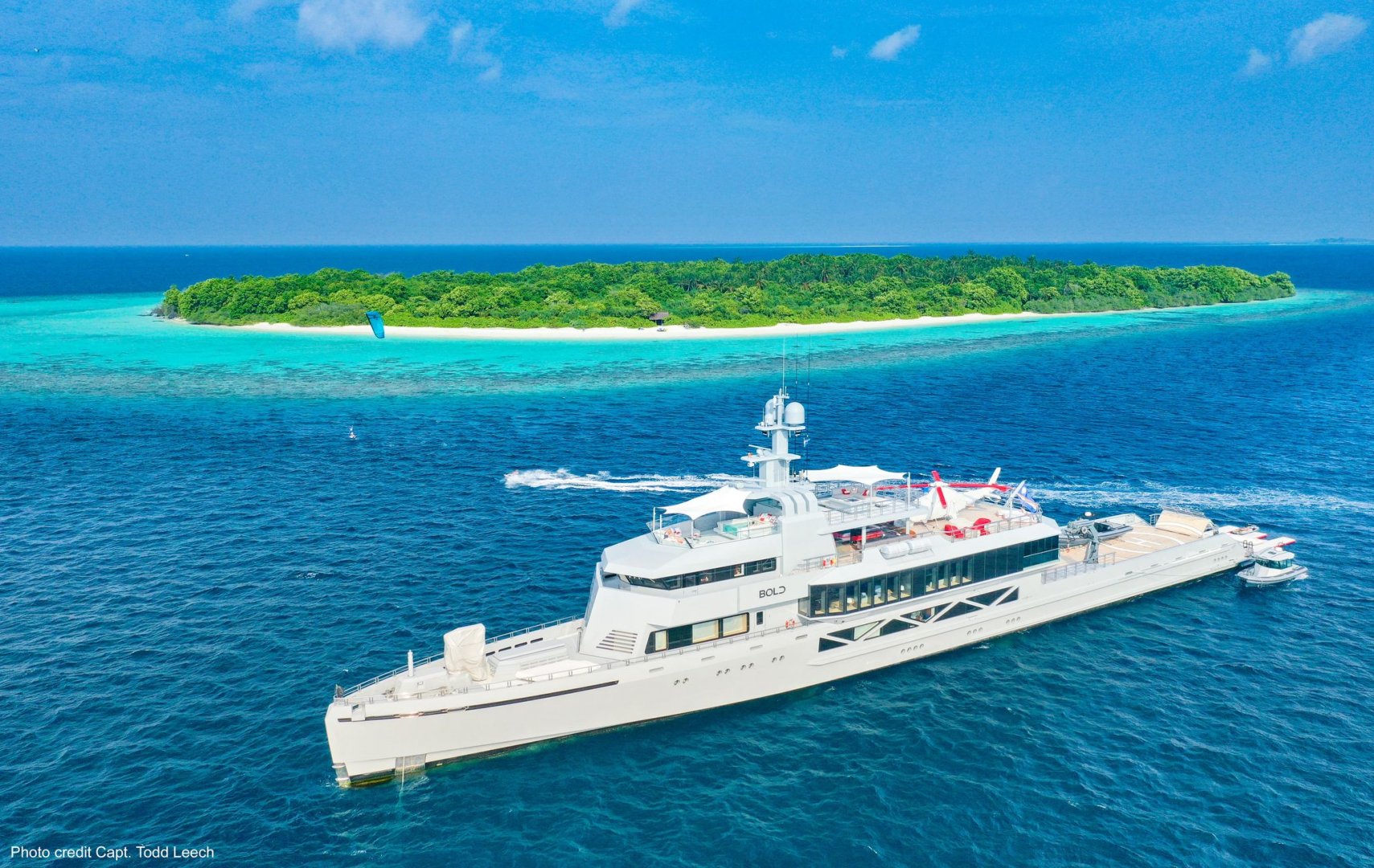 Luxury Yacht Bold