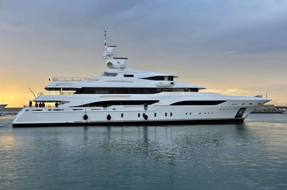 Luxury Yacht Benetti 196