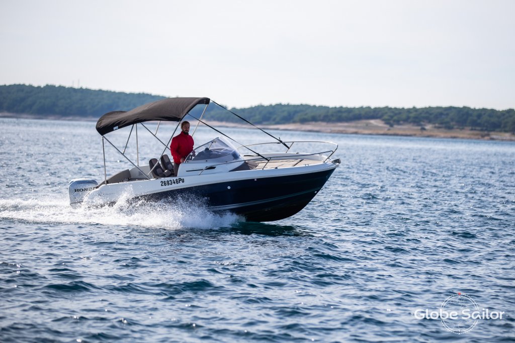 Barco a motor Cap Camarat 5.5 WA