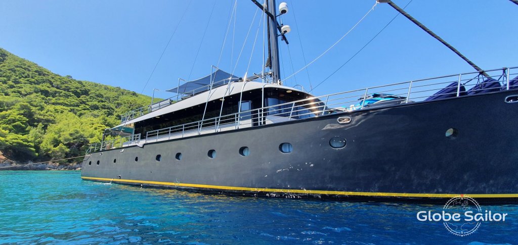 Luxury Yacht RARA AVIS