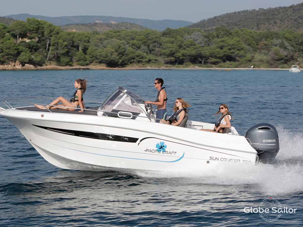 Motor boat Pacific Craft 700 Sun Cruiser