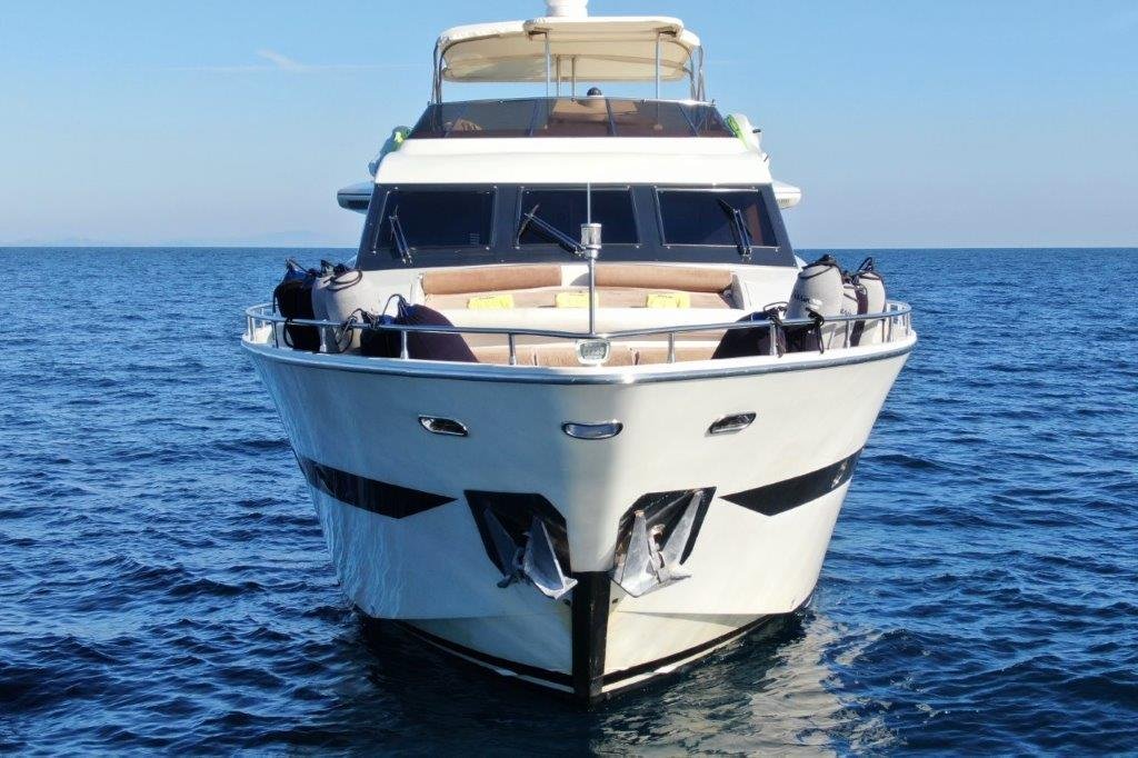 Luxury Yacht Versilcraft Phantom 80