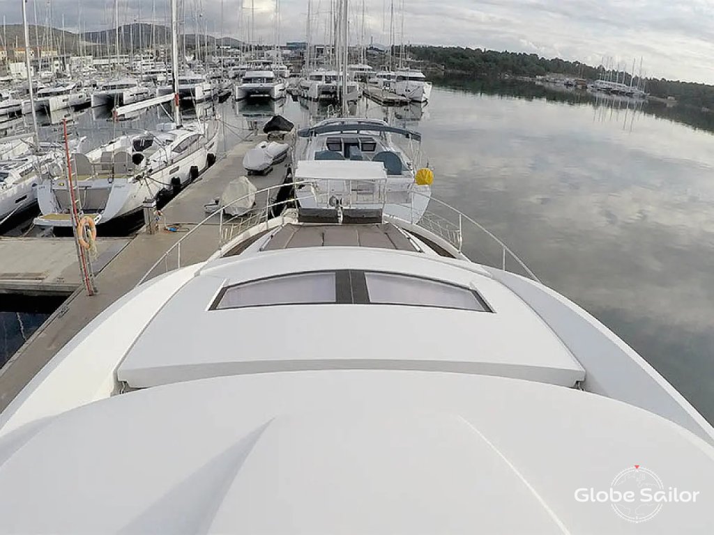 Luxury Yacht Prestige 620