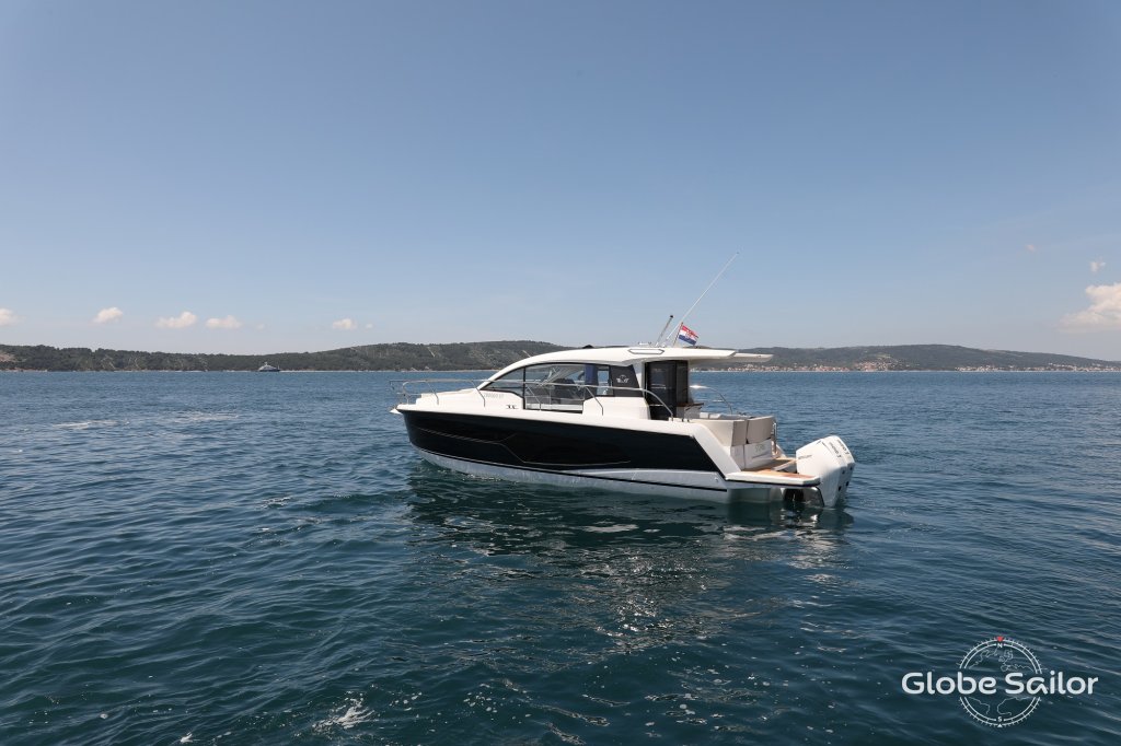 Motor boat Sealine C335