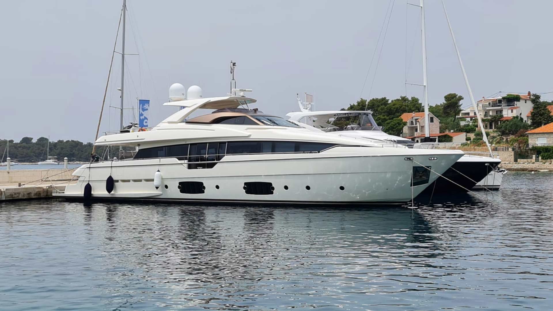 Luxury Yacht Ferretti 960