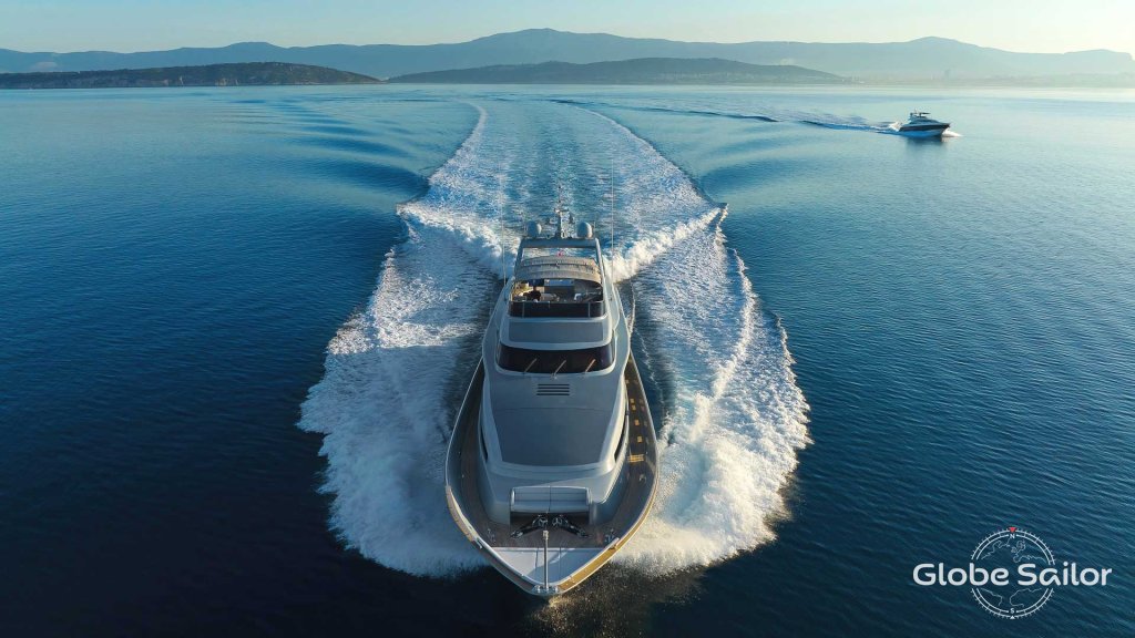 Luxury Yacht Admiral 35