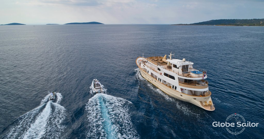 Luxury Yacht La Perla