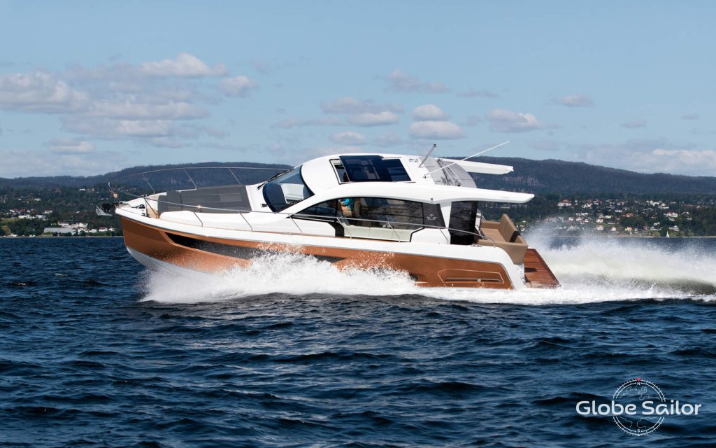 Barca a motore Sealine C390
