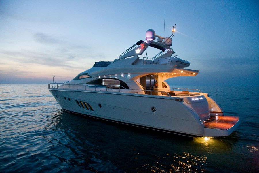Luxury Yacht Dominator 680