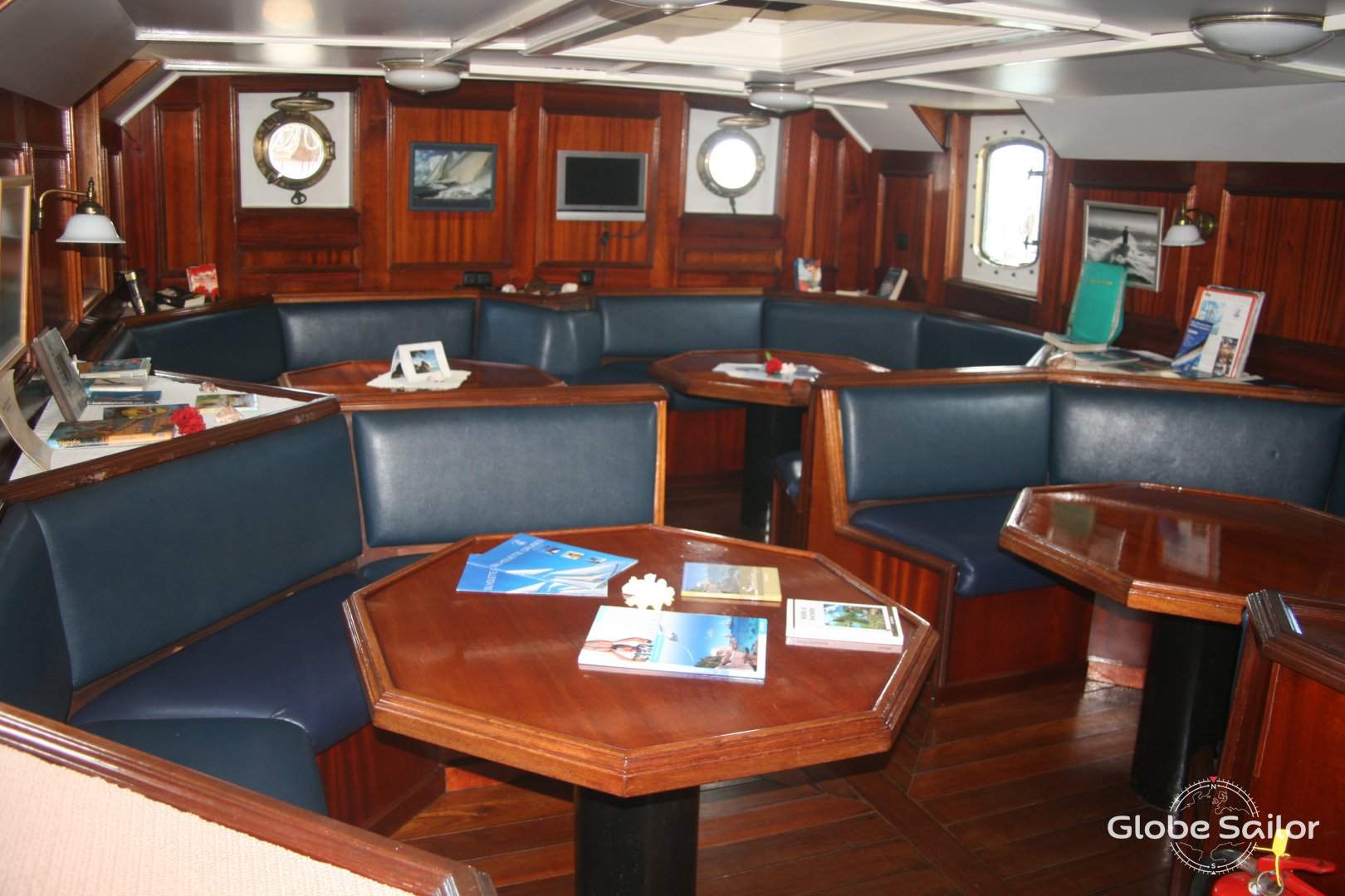 The spacious saloon can accommodate all guests