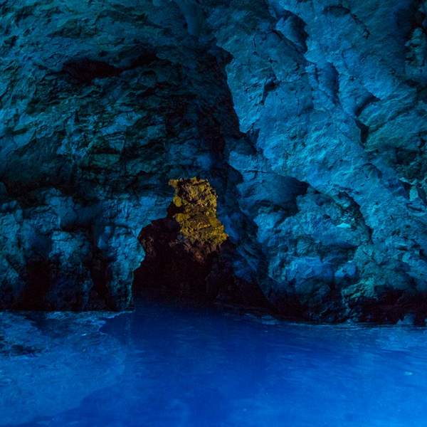 Nella grotta blu di Bisevo