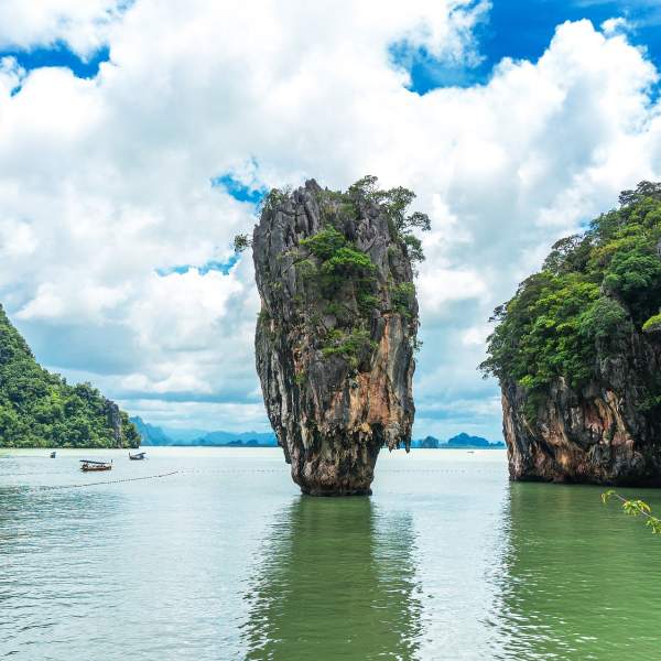 Entdecken Sie die berühmten Kalksteingipfel der Bucht von Phang Nga