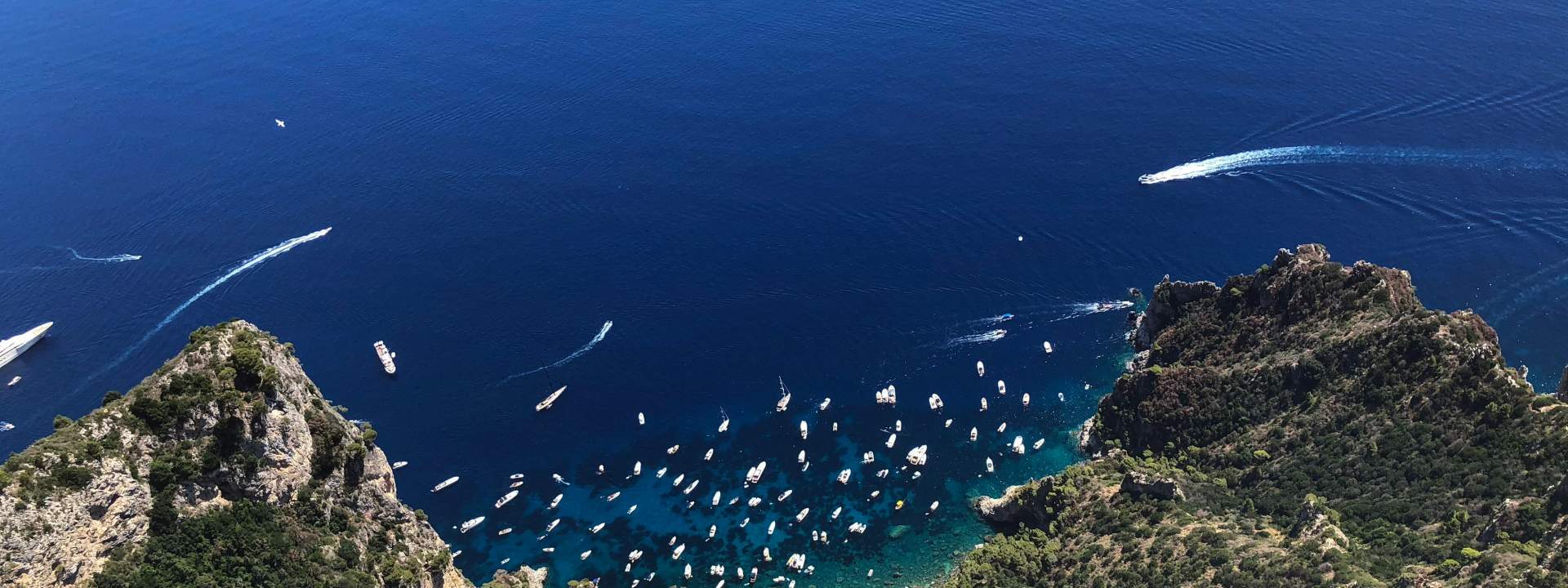 Una semana navegando por la costa de Amalfi, degustando vinos y platos locales.