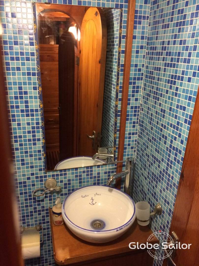 Ein Badezimmer mit einer raffinierten Dekoration