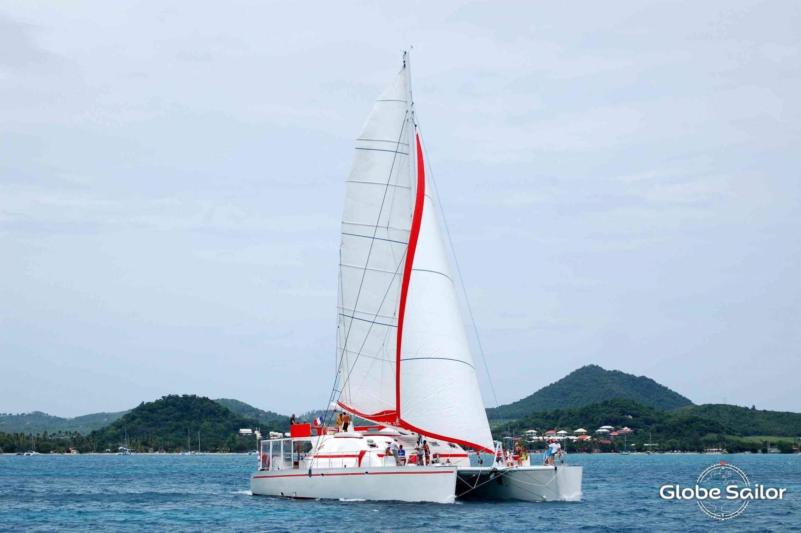 Un catamaran alliant confort et plaisir de la navigation à la voile