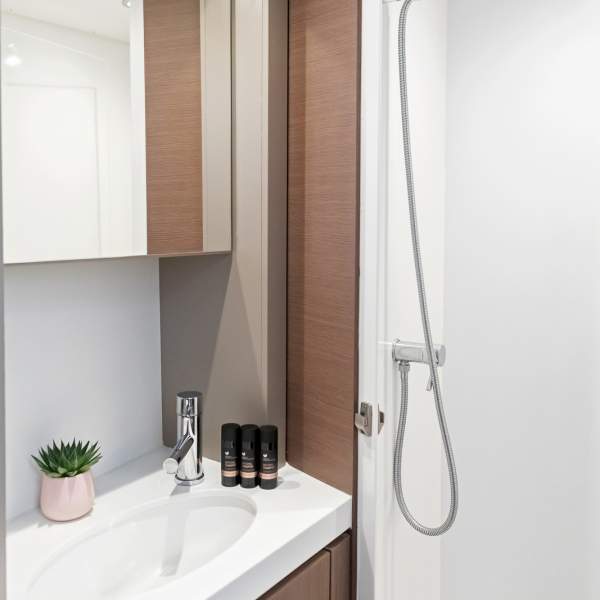 Modern, fully equipped bathrooms