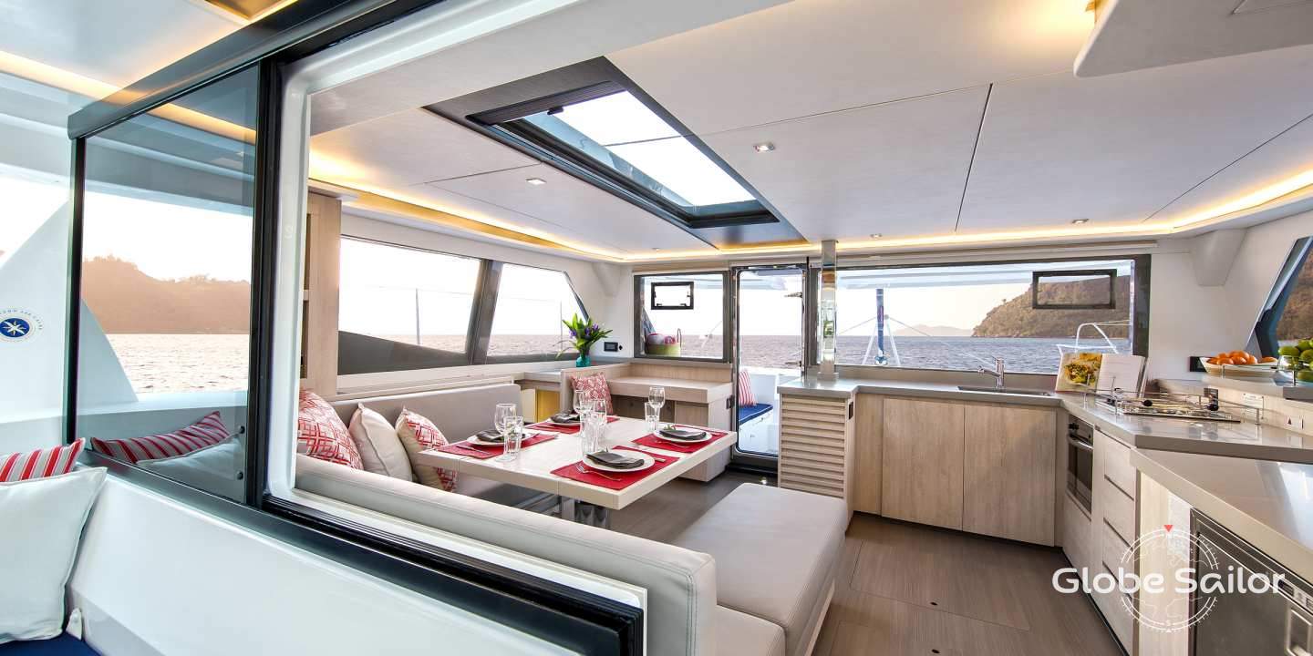 A saloon as spacious as it is bright
