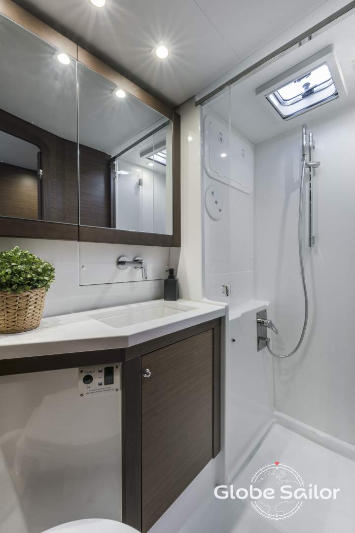 A spacious and well equipped bathroom