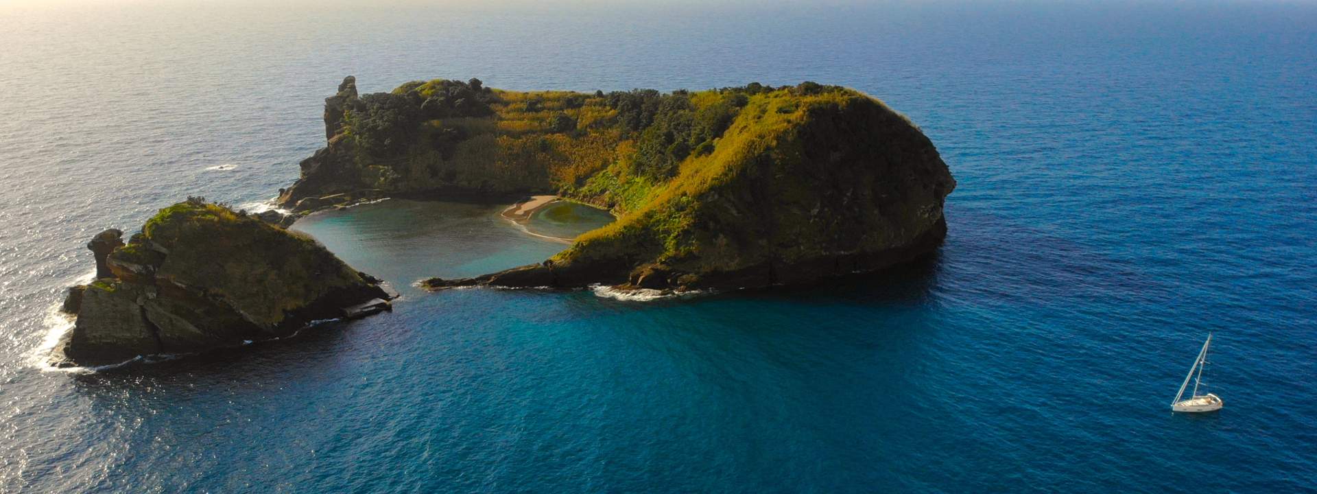 Navega de isla en isla en el archipiélago de las Azores