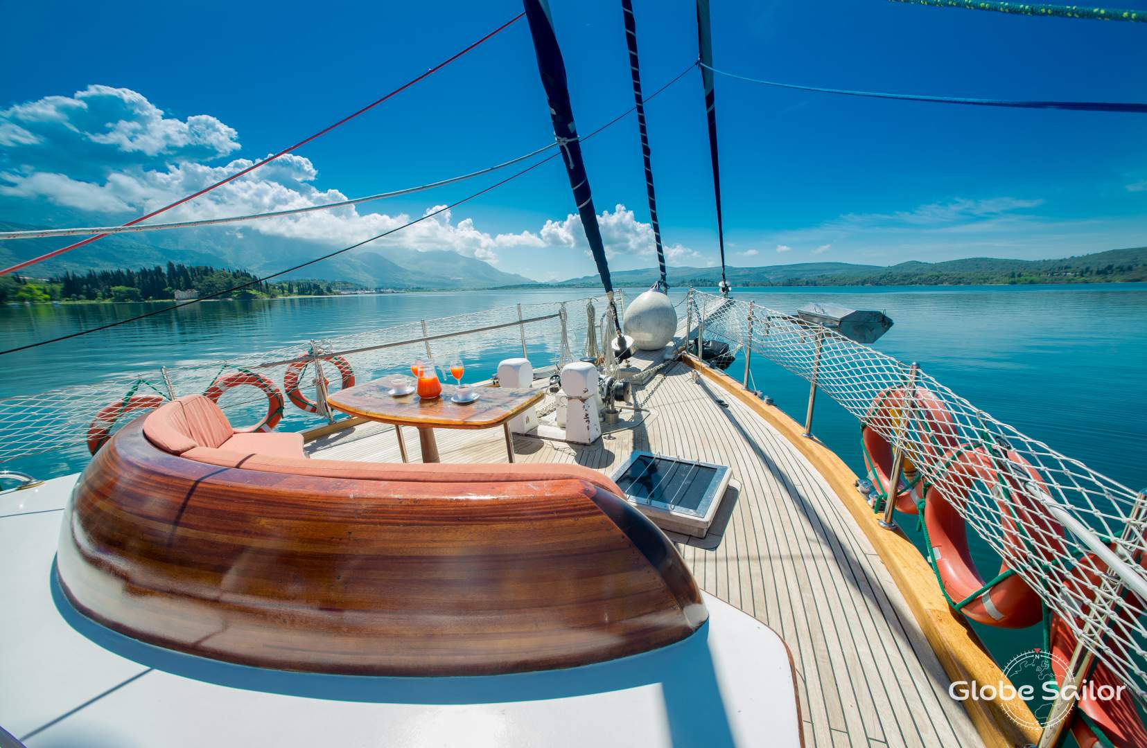 Admirez les Bouches de Kotor depuis la proue du bateau