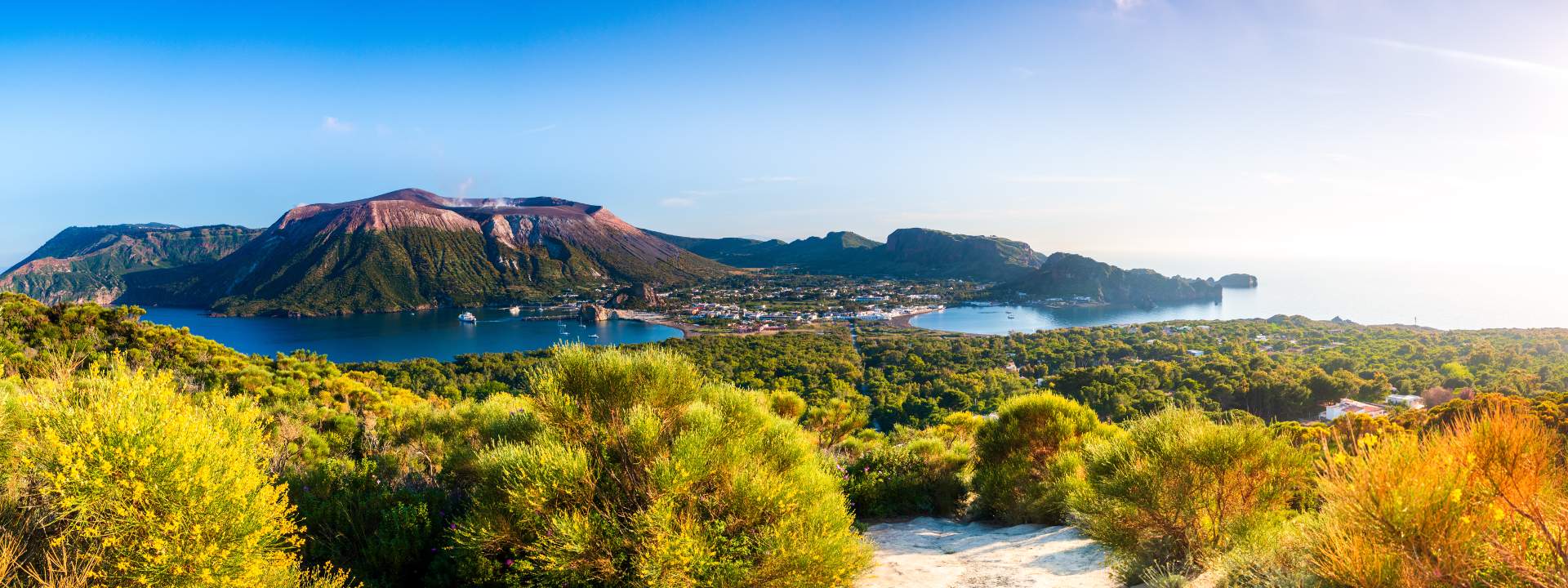 Entdecken Sie die Schönheit der Liparischen Inseln an Bord eines Katamarans