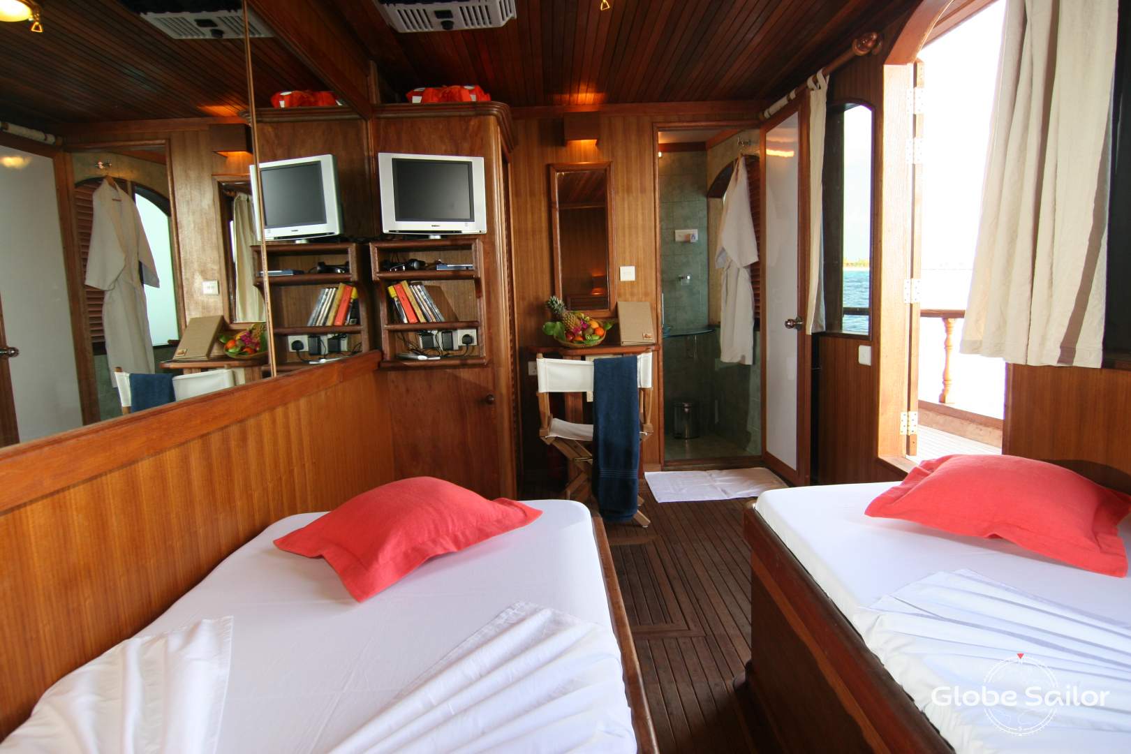 Twin cabin on Stella 1
