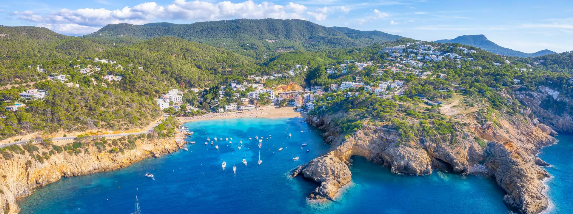 Ibiza, eine Insel mit ebenso geheimnisvollen wie schillernden Buchten