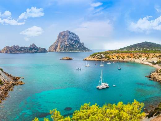 Scopri Ibiza in crociera a bordo di un catamarano