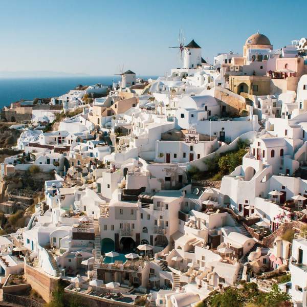 The atypical houses of Santorini