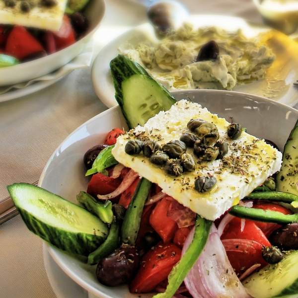 Probieren Sie den berühmten griechischen Salat