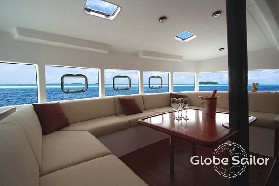 Un salon avec une vue panoramique à 270°