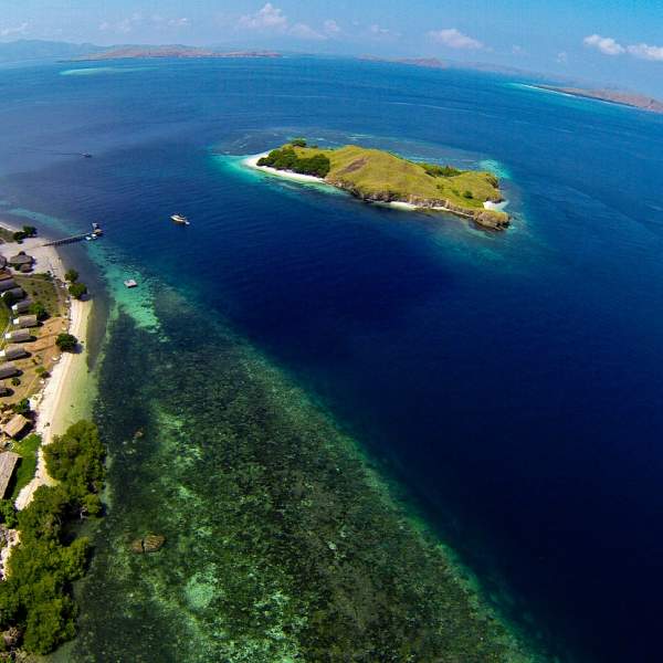 Les eaux translucides de l'île de Sebayur