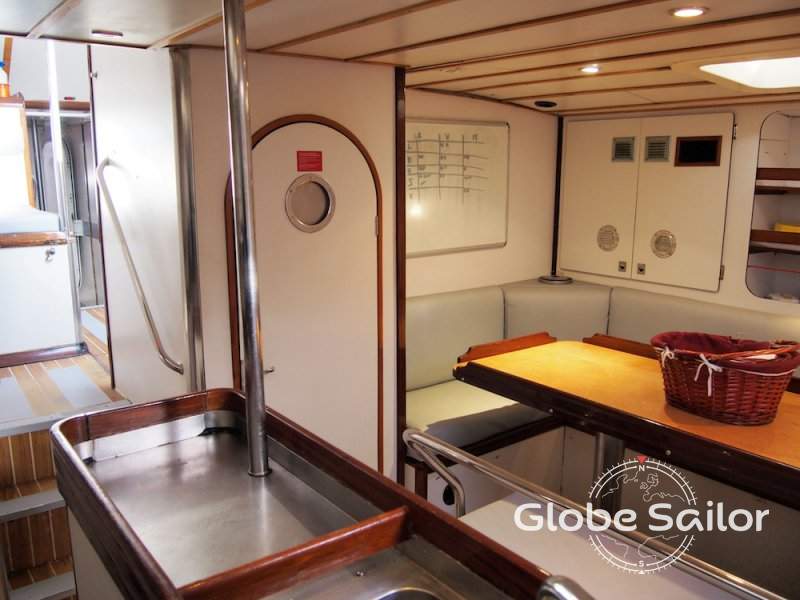 Un salone spazioso adattato alla vita in barca a vela!