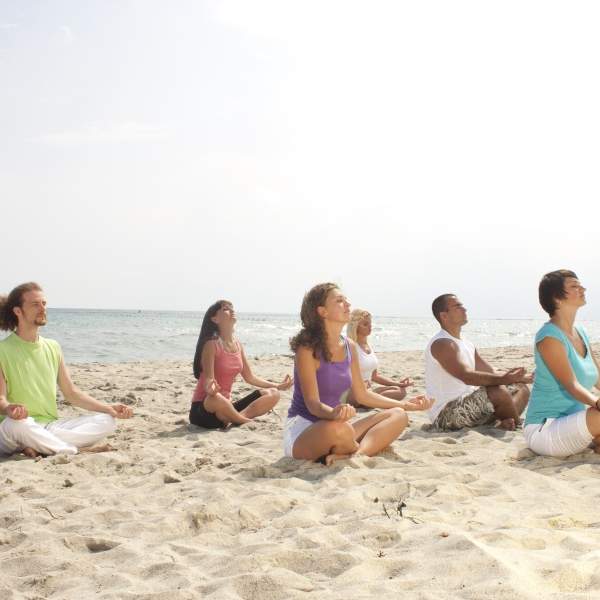 Sesión de meditación en la playa